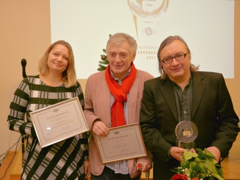 Kinemtografininkų sąjungos apdovanojimų laureatai – kino kritikė Rasa Paukštytė , režisieriai Ilja Bereznickas ir Arūnas Matelis. LKS nuotr.