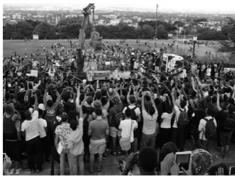David Goldblatt, „Kolonialistas Cecilis Johnas Rhodesas nuverčiamas nuo sosto“. 2015 m. Davido Goldblatto palikimo fondo ir Goodman galerijos nuosavybė
