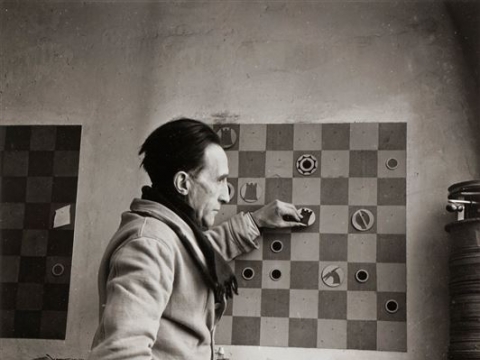 Denise Bellon, Marcelis Duchamp’as savo studijoje. 1937 m.