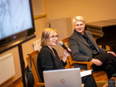 Marija Drėmaitė ir Laima Kreivytė Lietuvos nacionalinio muziejaus Signatarų namuose. S. Samsono / Lietuvos nacionalinio muziejaus nuotr. 