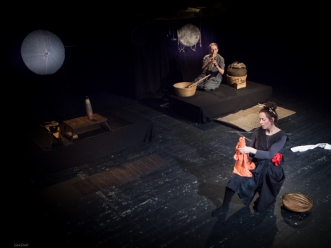 „Dvi sesutės per lieptelį“. Nuotrauka iš Stalo teatro archyvo