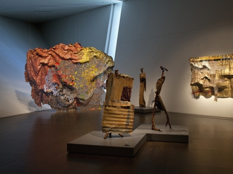 El Anatsui, ekspozicijos „When I Last Wrote to You about Africa“ Denverio dailės muziejuje fragmentas. 2012–2013 m. J. Wells nuotr.