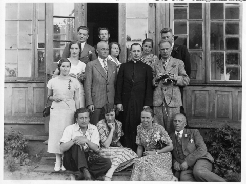 Kulturos paminklų apsaugos kursai. Dubaklonio kaimas, Varėnos rajonas. Su fotoaparatu - Paulius Galaunė. 1937 m.