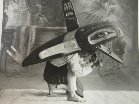 „Kvakvaka’vakv kaukė“ („Kwakwaka’wakw Mask“). Franzo Boas fotografijos kolekcija (Amerikos gamtos istorijos muziejus, Niujorkas)