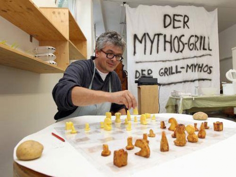 Gruzdintų bulvyčių šachmatai (laikinajame „Mito grilio“ filiale Heilbrone, 2010). © Matthias Schamp

 