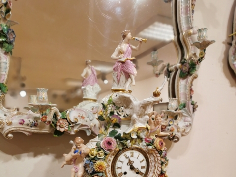 Laikrodis, „Lenzkirch“ įmonė, apdaila (1850–1924) Meiseno porceliano fabrikas. Korpusas pagal skulptorių Johanno Joachimo Kändlerio ir Johanno Friedricho Eberleino projektą. E. Rumbutytės-Šimienės nuotr.