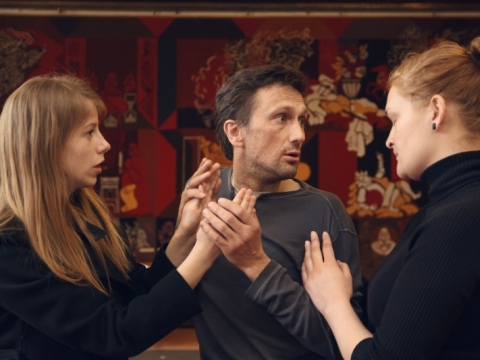 Emilija Latėnaitė-Beliauskienė, Aleksas Kazanavičius ir Giedrė Giedraitytė spektaklio repeticijoje. Simono Sirutavičiaus nuotr.