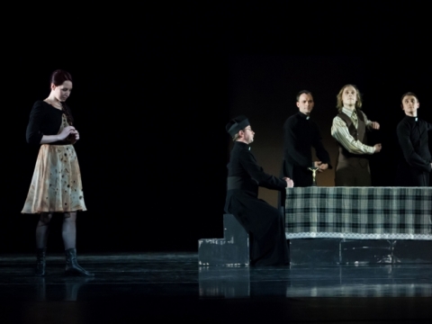 Scena iš spektaklio „Altorių šešėly“. Nuotrauka iš Klaipėdos valstybinio muzikinio teatro archyvo