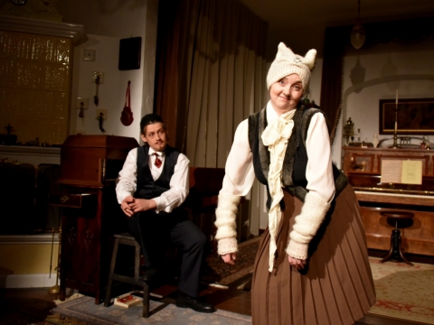 Kristijonas Siparis ir Virginija Kuklytė spektaklyje „Senojo Vilniaus ikonos“. Teatro „Arbatvakariai“ nuotr.