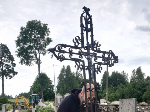 Akimirka iš ekspedicijos, surengtos restauruojant kryžius Gargžduose. L. Kėrienės nuotr.