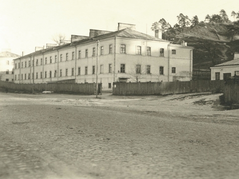 Istorijų namai įsikūrė pastate, kuriame 1943 m. balandį veikė vokiečių okupacinei kariuomenei priklausančios kareivinės. Fotografas nežinomas