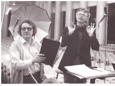 Johnas Adamsas su Juozu Domarku Lietuvos nacionalinio simfoninio orkestro repeticijoje. T. Vileikio nuotr.
