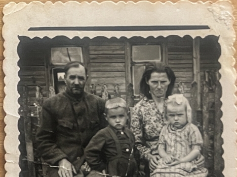 Juodkrantiškė Albina Leitonine-Žilinkaitė ant mamos kelių prie namo Plioplių kaime