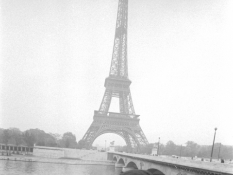 Juozas Budraitis, „Autoportretas Eifelio bokšto fone, šalia Jenos tilto“. Paryžius, 1979 m.