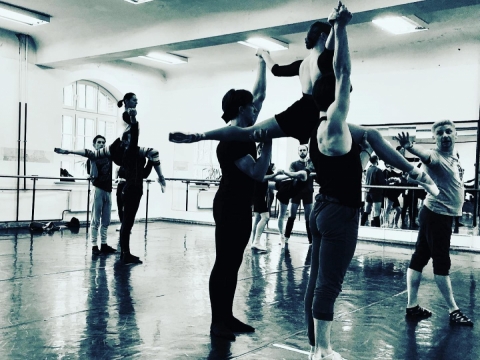 Kirilas Simonovas ir KVMT baleto trupė šokio spektaklio „Romeo ir Džuljeta“ repeticijoje. J. Lebedevos nuotr.