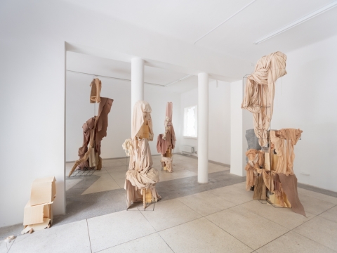 Emma Bang, Karolina Janulevičiūtė, Monika Janulevičiūtė, Ulijona Odišarija, „Keteros“, parodos galerijoje „Medūza“ fragmentas. 2024 m. L. Skeisgielos nuotr.