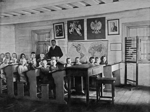 GrÅ«to pradÅ¾ios mokyklos mokiniai pamokoje su mokytoju Motiejumi Bigeliu. Apie 1932 m. LCVA nuos.