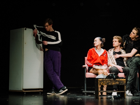 Scena iš spektaklio „Shopping and Fucking“. M. Endriuškos nuotr.