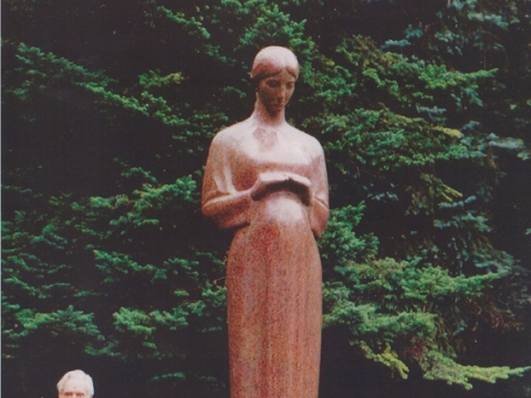 Leonas  Žuklys, „Motinystė“ (Vilniaus Antakalnio klinikinės ligoninės kieme). 2000 m. Šalia stovi mecenatas gydytojas Rimvydas Sidrys