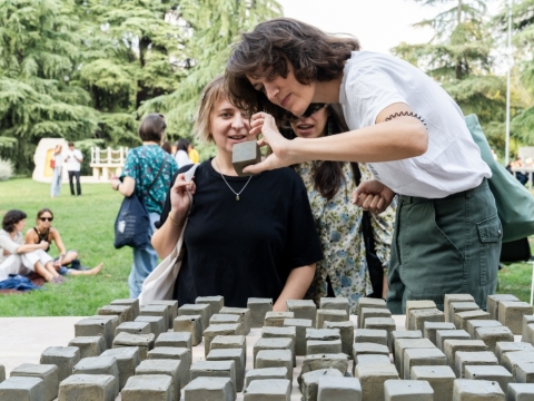 Lina Lapelytė, „Mud Works“ („Molio miuziklas“). „Triennale Milano Teatro“. 2026 m.