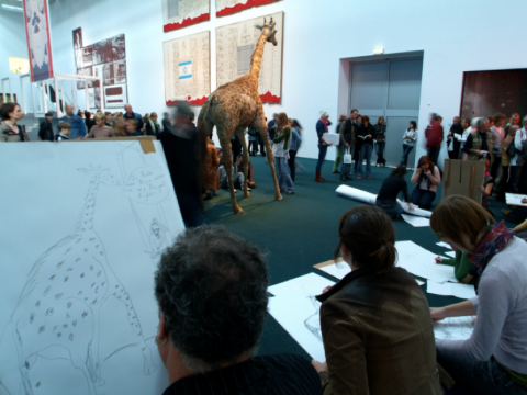 Drawing Lesson. Performatyvi intervencija parodoje documenta 12, Kaselis, Vokietija, 2007. Dalyviai: Trondheimo dailės akademijos studentai ir dėstytojai, documenta 12darbuotojai ir lankytojai, du policininkai iš Kaselio policijos departamento. Nuotrauka: Urbonas Studio