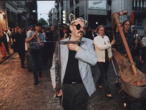Algirdas Martinaitis procesijoje po „Pietos“ atlikimo. 1998 m. J. Staselio nuotr.