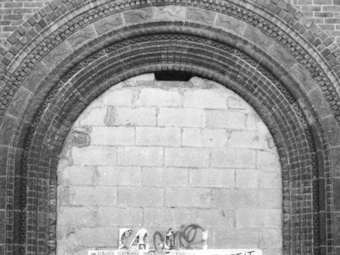 Jonas Mekas prie užmūryto pagrindinio įėjimo į įsigytą teismo pastatą, kuriame netrukus įsikurs Antologijos filmų archyvas, 1979. Jonas Mekas Estate nuosavybė.