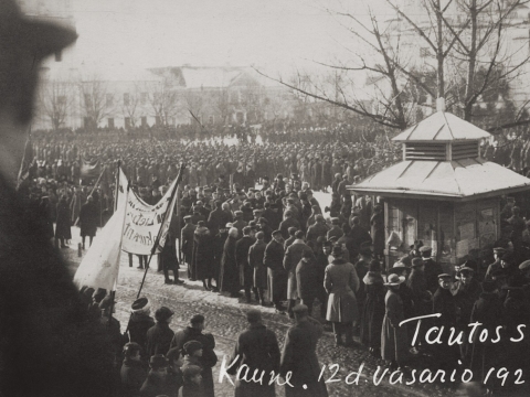 Minia, susirinkusi į Vasario 16-osios šventę Kaune, Viešojoje (dab. Rotušės) aikštėje. 1920 m. LNM nuotr.