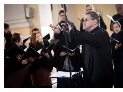 Choras „Polifonija“ ir dirigentas Tomas Ambrozaitis. D. Stankevičiaus nuotr.
