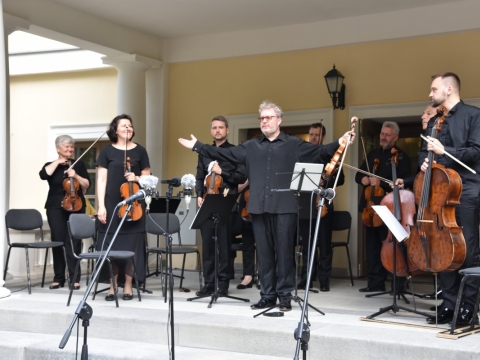 Lietuvos kamerinis orkestras ir Džeraldas Bidva. Organizatorių nuotr.