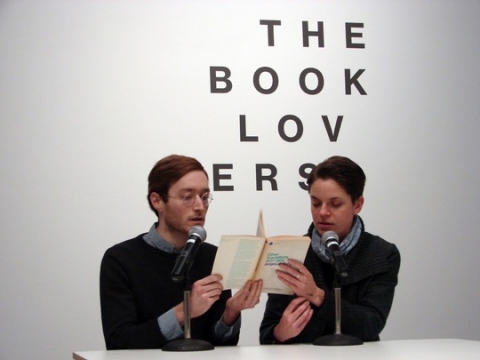 Fragmentas iš Marko Geffriaud performanso „The Book Lovers“ vieno vakaro (pop-up) knygyne „de Appel“ meno centre Amsterdame. 2014 m.