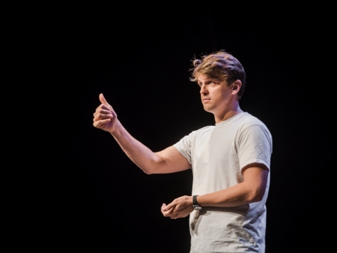 Martynas Nedzinskas spektaklyje „Nuostabūs dalykai“. D. Pu nuotr.