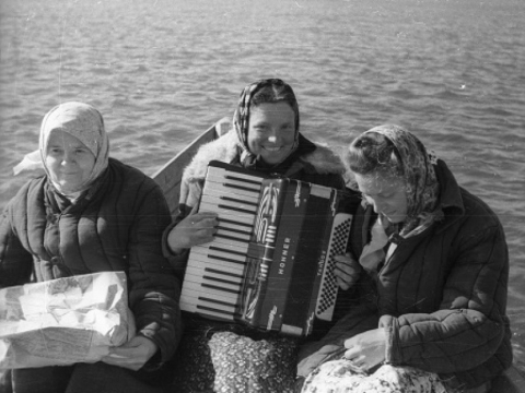 Apie 1950 m. latvių tremtinės plaukia valtimi švęsti Lyguo. Krasnojarsko kr. Nuotrauka iš: Gaila Kirdienė. „Lietuvių ir latvių muzikinis-kultūrinis bendravimas sovietmečiu politinio kalinimo ir tremties vietose“.