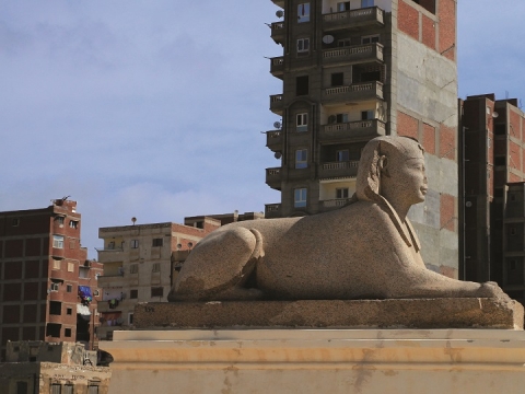 
Neseniai grįžę iš kūrybinių gastrolių Saulius Leonavičius ir Laima Kreivytė gyvai pasidalins rezidencijoje MASS Alexandria ir dvejų mėnesių gyvenimo Egipte patirtais įspūdžiais: koks Egiptas ir kultūra pasitiko menininkus? Ar dykuma tokia pati karšta rudenį? Kokį meną kuria ir įsileidžia vietos kūrėjai?  Jaukus menininkų patirčių ir kūrybos pristatymas vyks gruodžio 15 d. (šeštadienį), 16 val. projektų erdvėje „Sodų 4”, Vilniuje. Šiais metais prasidėjusiuose rezidencijų mainuose tarp VDA Nidos meno kolonijos ir MASS Alexandria dalyvavę menininkai ruošėsi Aleksandrijoje ir Kaire vykusioms jų parodoms. Sauliaus ir Laimos parodos susiliejo su jų ilgalaikiais interesais ir buvo specifiškai orientuotos į vietos politinius ir kultūrinius kontekstus, gyvenimo bei sugyvenimo ypatybes. MASS Alexandria – tai menininko Wael Shawky’o 2010 m. Miami rajone, rytų

Aleksandrijoje, įkurta studija. Ši vienintelė mieste šiuolaikinio meno institucija, kurioje susitinka progresyvaus ir kritiško meno atstovai, menininkams siūlo erdvę tarpdisciplininiams tyrimams, kritinėms studijoms, naujoms galimybėms ir pažintims. Nors MASS Alexandria pirmiausia yra menininkų valdoma studija ir meno mokykla, ji taip pat organizuoja parodas ir viešas programas, skirtas lokaliems ir globaliems šiuolaikinio meno diskursams. Rezidencijų mainų programa yra projekto „4Cs: From Conflict to Conviviality through Creativity and Culture“ dalis.

Renginys Facebook: https://www.facebook.com/events/491953431327809/

Sauliaus Leonavičiaus nuotrauka
