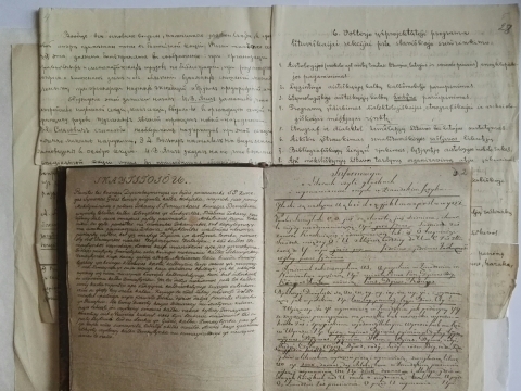 1835 m. Simono Grosso rankraštinė gramatika ir Kazimiero Būgos ranka rašyta Eduardo Volterio parengta programa, sudaryta 1903 m. slavistų suvažiavimo lietuviškajai sekcijai
