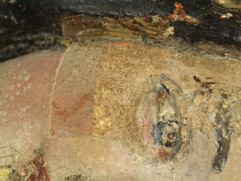 Restauruojamos skulptūros fragmentas. LNM Restauravimo centro nuotr.
