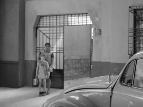 Kadras iš Alfonso Cuarono filmo „Roma“