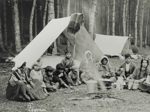 Inscenizuota kompozicija stovykloje miške, tiksli vieta nežinoma, fotografas Mečys Barkauskas, apie 1930, kopija.
Šiaulių „Aušros“ muziejus
