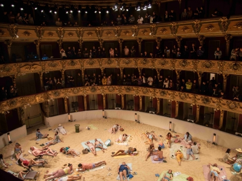 Rugilės Barzdžiukaitės, Vaivos Grainytės, Linos Lapelytės opera-performansas „Saulė ir jūra“ festivalyje „No Convencional“ Bogotos Kolumbo teatre („Teatro Colón“), 2025. E. Morales / Minculturas Colombia nuotr.