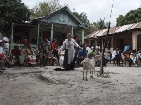 C. T. Jasper ir Joanna Malinowska, „Halka/Haiti 18°48'05"N 72°23'01"W“, kadras iš filmo. 2015 m.