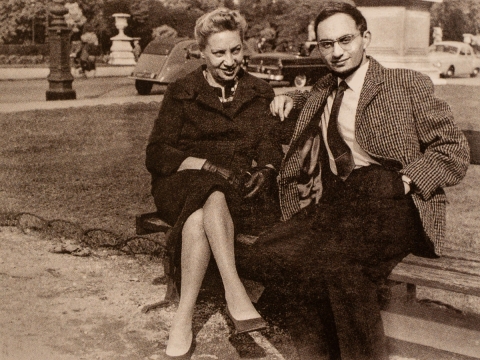 Samuelis Bakas su mama Paryziuje. 1956 m. Samuelio Bako archyvo nuotr.