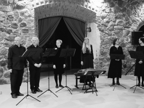 „Schola Cantorum Benedicamus“ koncertas Paliesiaus dvare su kanklininke Aiste Bružaite. Organizatorių nuotr. 