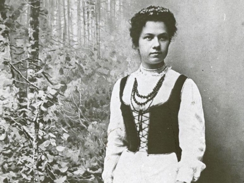 Nuotraukoje: Marija Piaseckaitė (Šlapeliene tapo 1905 m.) 1901 m. spektaklyje „Kminkrėtys ir malūnininkas“ savo pačios pasisiūtais tautiniai drabužėliais (jais apsirėdžiusi 1906 m. atliko ir pirmosios „Birutės“ vaidmenį Miko Petrausko operoje)