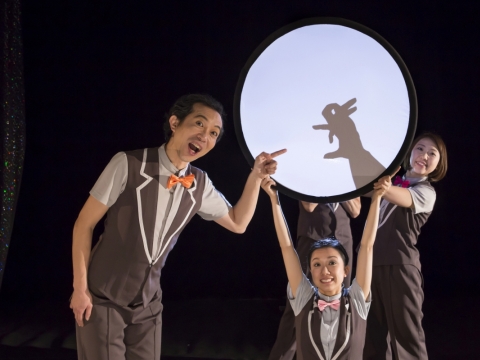 Scena iš spektaklio „Rankų šešėlių ATGIJIMAS“. Keistuolių teatro nuotr.