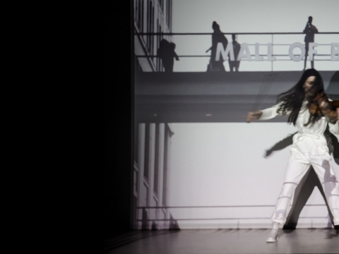 Scena iš spektaklio „This Order Goes Wrong“ „Glasses'n Beard photography“. 