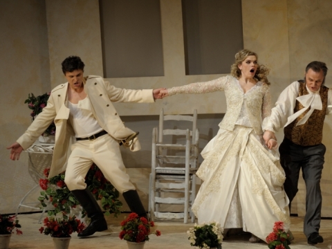 Tomas Pavilionis (Grafas Almaviva), Joana Gedmintaitė (Rozina) ir Liudas Mikalauskas (Daktaras Bartolas). M. Aleksos nuotr.