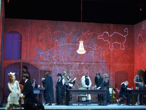 Scena iš spektaklio „Užburtas kalnas“. Jaunimo teatro nuotr.