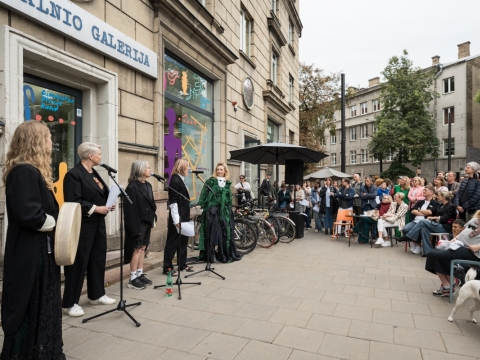 VB23 konkursinė programa. Laima Kreivytė, Eileen Myles ir Justė Kostikovaitė, performansas „Gimbutas Street Band“. A. Vasilenko nuotr.