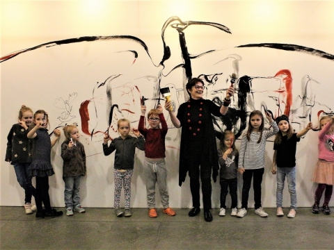 VVJ meno galerija. Jūratė Stauskaitė ir mažieji kūrėjai. VVJ galerijos nuotr.