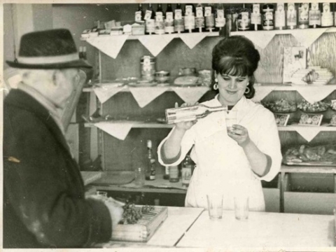 Restorano bufetininkė Zita Pelekienė. 1968 (nuotrauka iš asmeninio Z. Pelekienės archyvo)